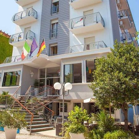 Hotel New Castle Cesenatico Esterno foto