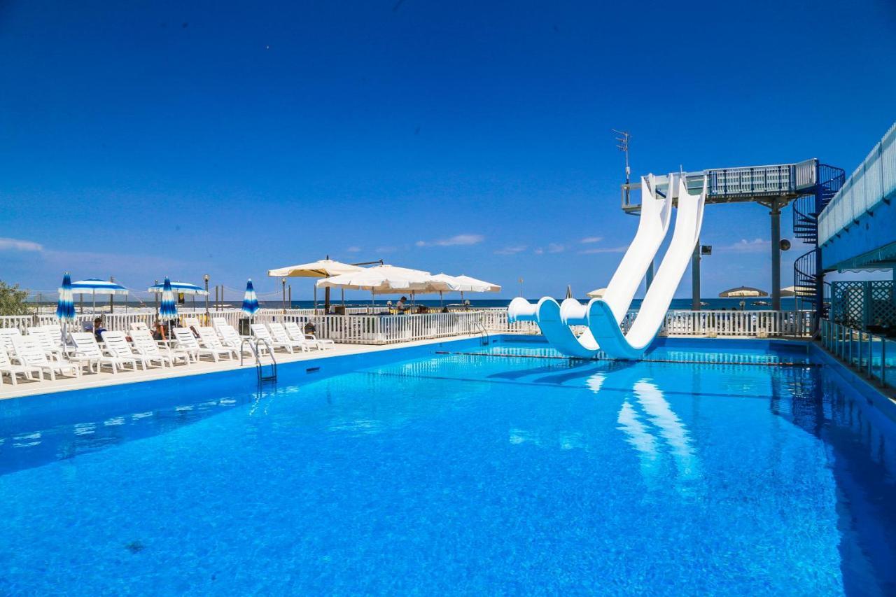 Hotel New Castle Cesenatico Esterno foto